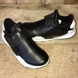 Nike Sock Dart PRM Women’s Low Top Sneaker Size 8
